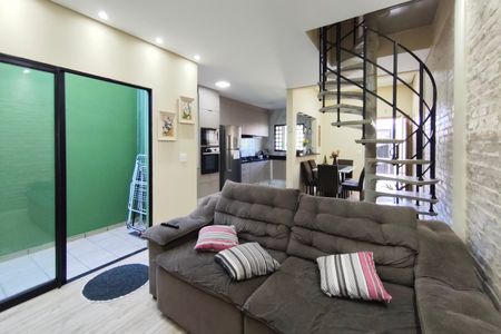 Casa à venda com 125m², 3 quartos e 2 vagas Casa à venda com 125m², 3 quartos e 2 vagasSala de Estar