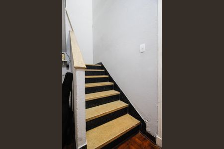 Casa à venda com 114m², 2 quartos e 1 vaga Casa à venda com 114m², 2 quartos e 1 vagaEscada