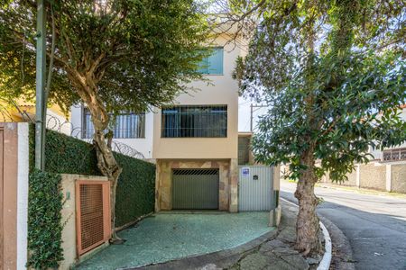 Casa à venda com 250m², 5 quartos e 2 vagasFachada
