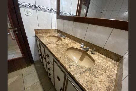 Casa à venda com 590m², 4 quartos e 3 vagasBanheiro da Suíte