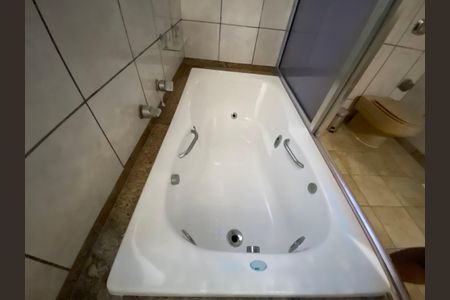 Casa à venda com 590m², 4 quartos e 3 vagasBanheiro da Suíte