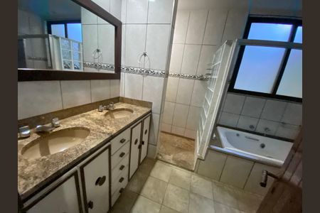 Casa à venda com 590m², 4 quartos e 3 vagasBanheiro da Suíte