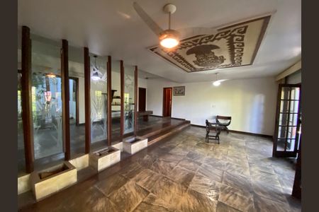 Casa à venda com 590m², 4 quartos e 3 vagasSala