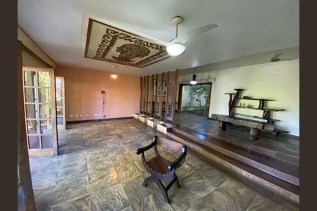 Casa à venda com 590m², 4 quartos e 3 vagasSala