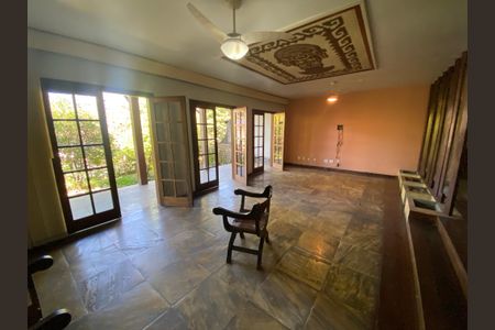 Casa à venda com 590m², 4 quartos e 3 vagasSala