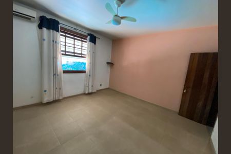 Casa à venda com 590m², 4 quartos e 3 vagasSuíte