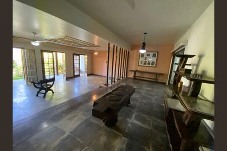 Casa à venda com 590m², 4 quartos e 3 vagasSala