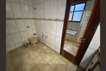 Casa à venda com 590m², 4 quartos e 3 vagasBanheiro da Suíte