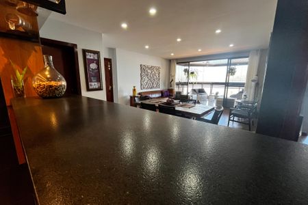 Apartamento à venda com 230m², 3 quartos e 2 vagasCozinha