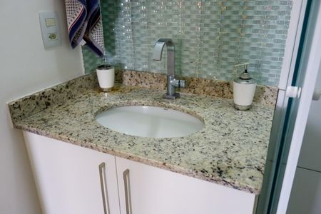 Apartamento à venda com 65m², 2 quartos e 1 vaga Apartamento à venda com 65m², 2 quartos e 1 vagaBanheiro