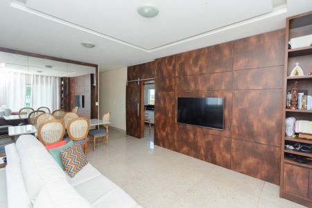 Casa à venda com 600m², 3 quartos e 7 vagas Casa à venda com 600m², 3 quartos e 7 vagasSala