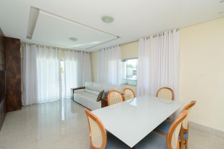 Casa à venda com 600m², 3 quartos e 7 vagas Casa à venda com 600m², 3 quartos e 7 vagasSala