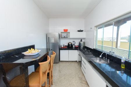 Casa à venda com 600m², 3 quartos e 7 vagas Casa à venda com 600m², 3 quartos e 7 vagasCozinha