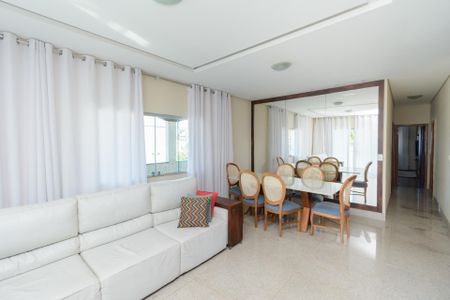 Casa à venda com 600m², 3 quartos e 7 vagas Casa à venda com 600m², 3 quartos e 7 vagasSala