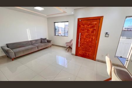 Casa à venda com 360m², 4 quartos e 2 vagas Casa à venda com 360m², 4 quartos e 2 vagasSala