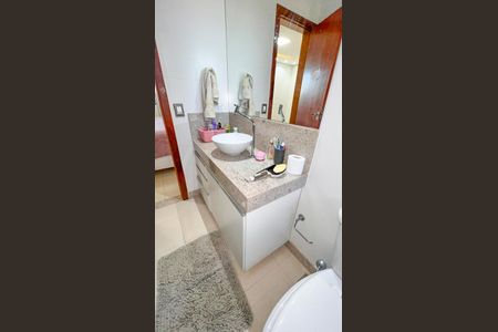 Casa à venda com 360m², 4 quartos e 2 vagas Casa à venda com 360m², 4 quartos e 2 vagasBanheiro Social 2