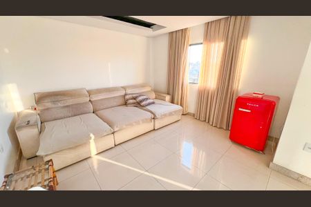 Casa à venda com 360m², 4 quartos e 2 vagas Casa à venda com 360m², 4 quartos e 2 vagasSala