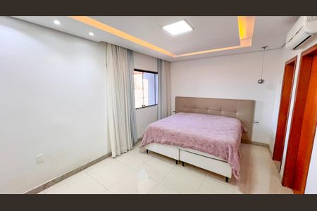 Casa à venda com 360m², 4 quartos e 2 vagas Casa à venda com 360m², 4 quartos e 2 vagasSuíte