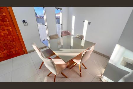 Casa à venda com 360m², 4 quartos e 2 vagas Casa à venda com 360m², 4 quartos e 2 vagasSala