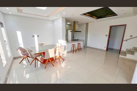 Casa à venda com 360m², 4 quartos e 2 vagas Casa à venda com 360m², 4 quartos e 2 vagasSala