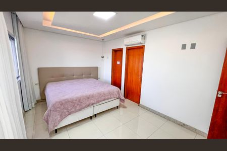 Casa à venda com 360m², 4 quartos e 2 vagas Casa à venda com 360m², 4 quartos e 2 vagasSuíte