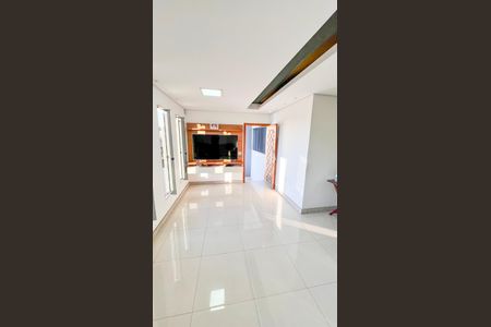 Casa à venda com 360m², 4 quartos e 2 vagas Casa à venda com 360m², 4 quartos e 2 vagasSala