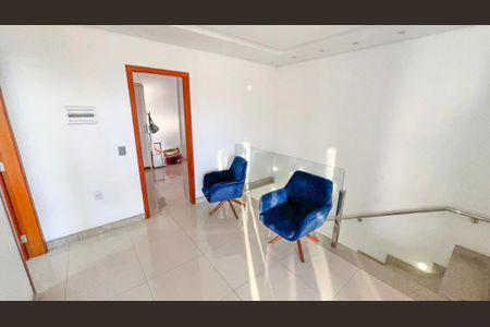 Casa à venda com 360m², 4 quartos e 2 vagas Casa à venda com 360m², 4 quartos e 2 vagasSala