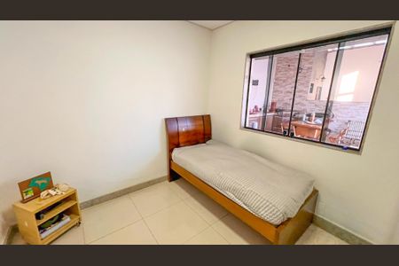 Casa à venda com 360m², 4 quartos e 2 vagas Casa à venda com 360m², 4 quartos e 2 vagasQuarto 1