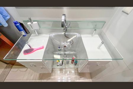 Casa à venda com 360m², 4 quartos e 2 vagas Casa à venda com 360m², 4 quartos e 2 vagasBanheiro Social 1