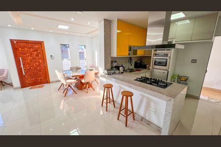 Casa à venda com 360m², 4 quartos e 2 vagas Casa à venda com 360m², 4 quartos e 2 vagasCozinha