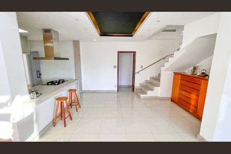 Casa à venda com 360m², 4 quartos e 2 vagas Casa à venda com 360m², 4 quartos e 2 vagasSala