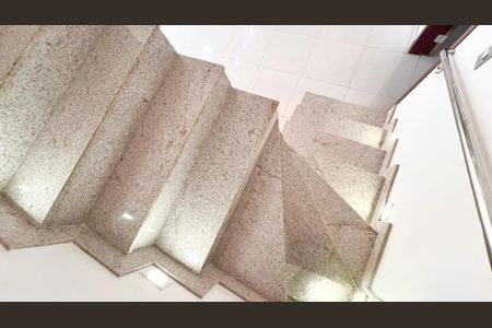 Casa à venda com 360m², 4 quartos e 2 vagas Casa à venda com 360m², 4 quartos e 2 vagasEscada