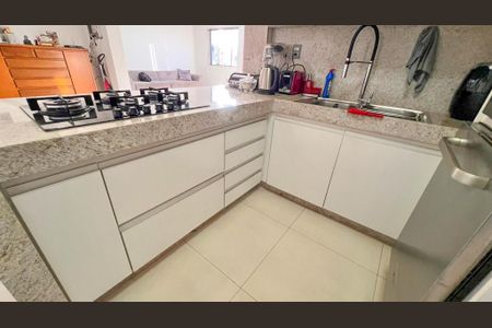 Casa à venda com 360m², 4 quartos e 2 vagas Casa à venda com 360m², 4 quartos e 2 vagasCozinha