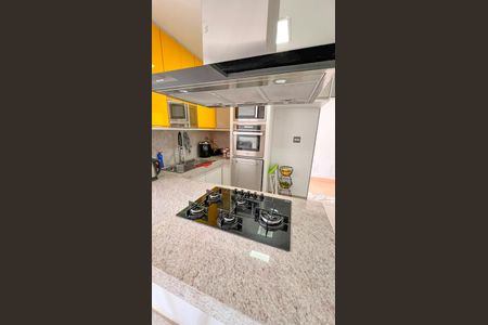 Casa à venda com 360m², 4 quartos e 2 vagas Casa à venda com 360m², 4 quartos e 2 vagasCozinha