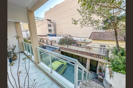 Casa de condomínio à venda com 300m², 4 quartos e 2 vagas Casa de condomínio à venda com 300m², 4 quartos e 2 vagasSacada/Sala