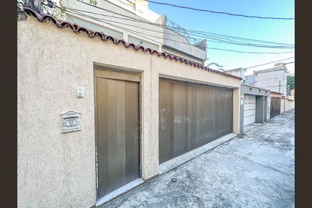 Casa de condomínio à venda com 300m², 4 quartos e 2 vagas Casa de condomínio à venda com 300m², 4 quartos e 2 vagasFachada