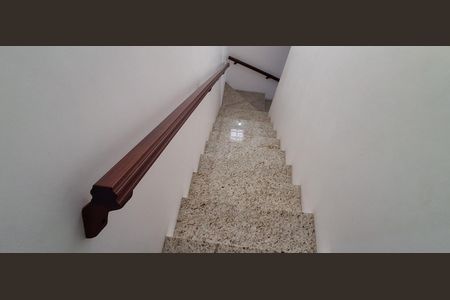 Casa à venda com 164m², 3 quartos e 1 vaga Casa à venda com 164m², 3 quartos e 1 vagaEscada