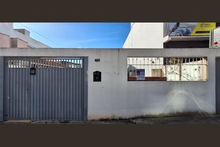 Casa à venda com 164m², 3 quartos e 1 vaga Casa à venda com 164m², 3 quartos e 1 vagaFachada