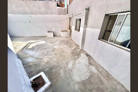 Casa para alugar com 50m², 2 quartos e sem vagaÁrea externa - Fundos 