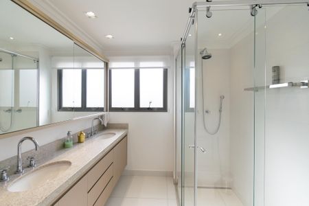 Apartamento à venda com 154m², 3 quartos e 2 vagasBanheiro da Suíte 1