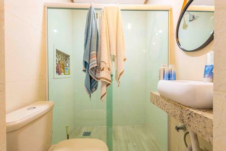 Casa de condomínio à venda com 270m², 4 quartos e 2 vagas Casa de condomínio à venda com 270m², 4 quartos e 2 vagasBanheiro da Suíte 2