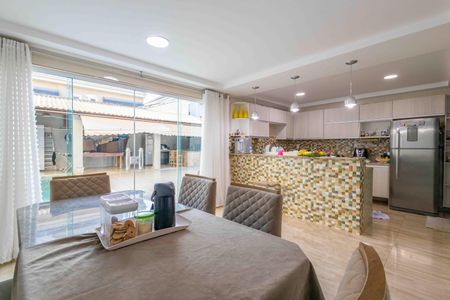 Casa de condomínio à venda com 270m², 4 quartos e 2 vagas Casa de condomínio à venda com 270m², 4 quartos e 2 vagasCozinha