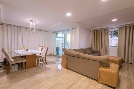 Casa de condomínio à venda com 270m², 4 quartos e 2 vagas Casa de condomínio à venda com 270m², 4 quartos e 2 vagasSala