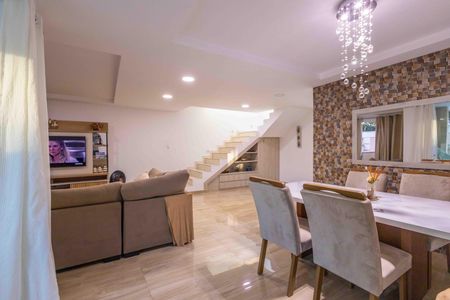 Casa de condomínio à venda com 270m², 4 quartos e 2 vagas Casa de condomínio à venda com 270m², 4 quartos e 2 vagasSala