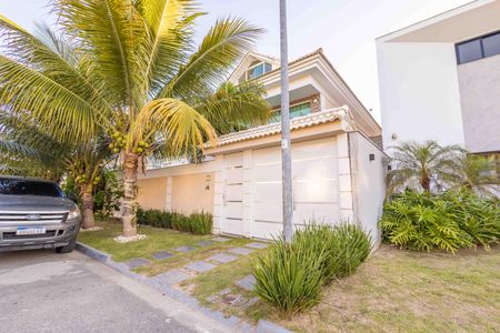 Casa de condomínio à venda com 270m², 4 quartos e 2 vagas Casa de condomínio à venda com 270m², 4 quartos e 2 vagasFachada