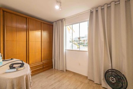 Casa de condomínio à venda com 270m², 4 quartos e 2 vagas Casa de condomínio à venda com 270m², 4 quartos e 2 vagasQuarto