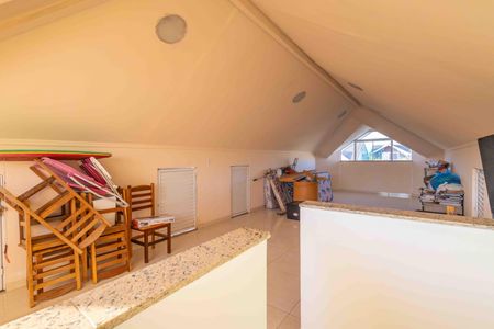 Casa de condomínio à venda com 270m², 4 quartos e 2 vagas Casa de condomínio à venda com 270m², 4 quartos e 2 vagasSótão