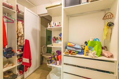 Casa de condomínio à venda com 270m², 4 quartos e 2 vagas Casa de condomínio à venda com 270m², 4 quartos e 2 vagasSuíte 2 Closet