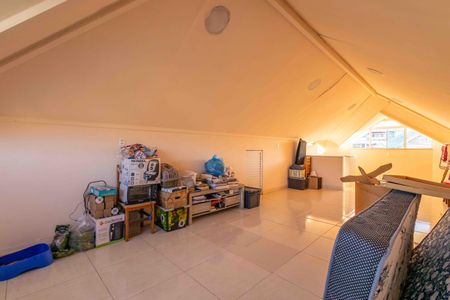 Casa de condomínio à venda com 270m², 4 quartos e 2 vagas Casa de condomínio à venda com 270m², 4 quartos e 2 vagasSótão