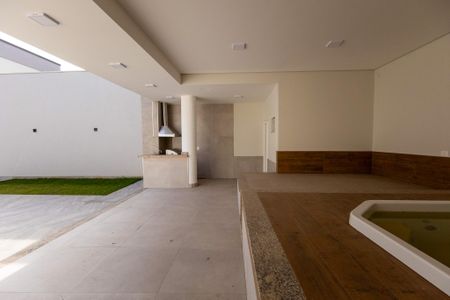 Casa à venda com 520m², 5 quartos e 4 vagas Casa à venda com 520m², 5 quartos e 4 vagasBanheiro de Hidromassagem